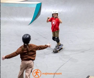 کلاس اسکیتی که در پیست واقعی اسکیت برگزار میشود